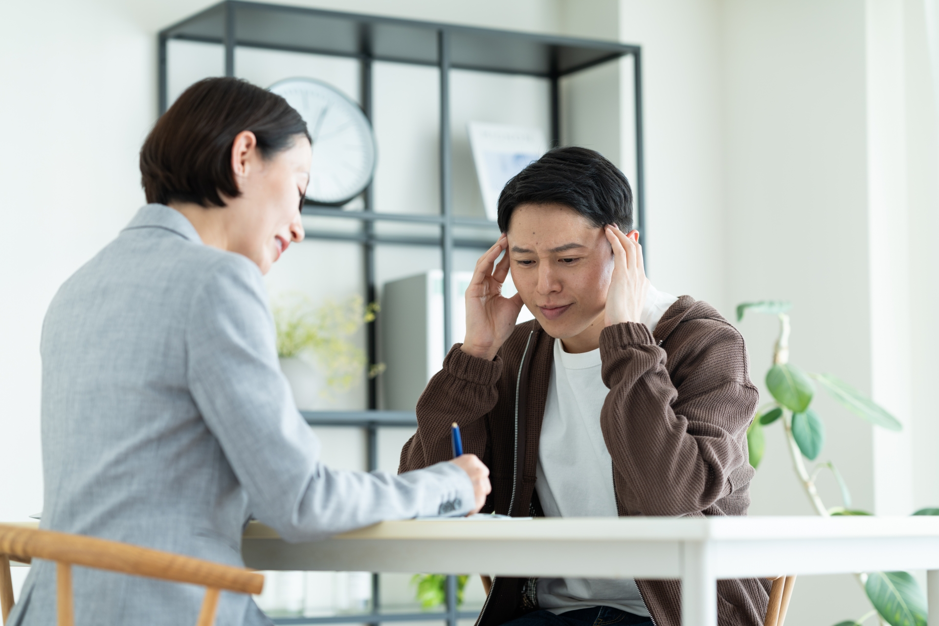 悩むビジネスパーソン