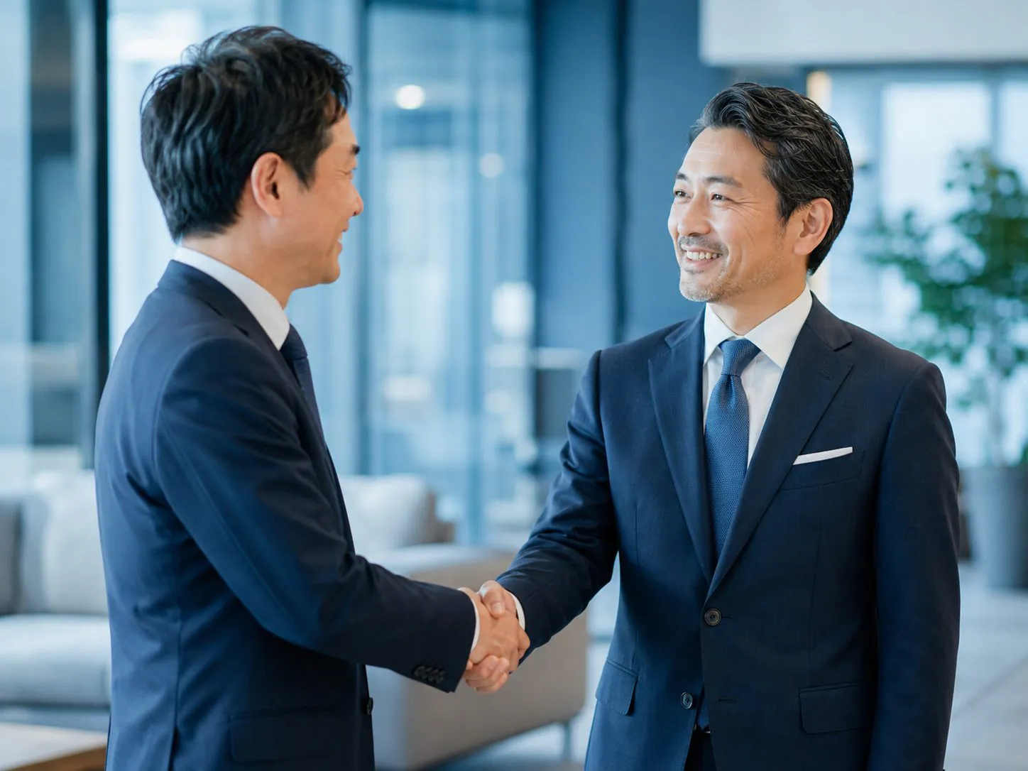 握手する経営者