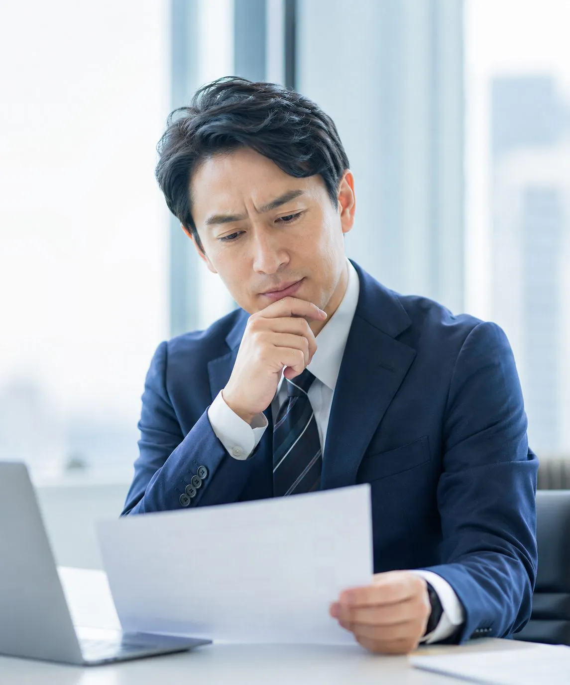経営課題に悩む様子